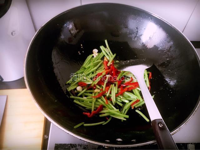 继续放入切好的红辣椒丝，翻炒