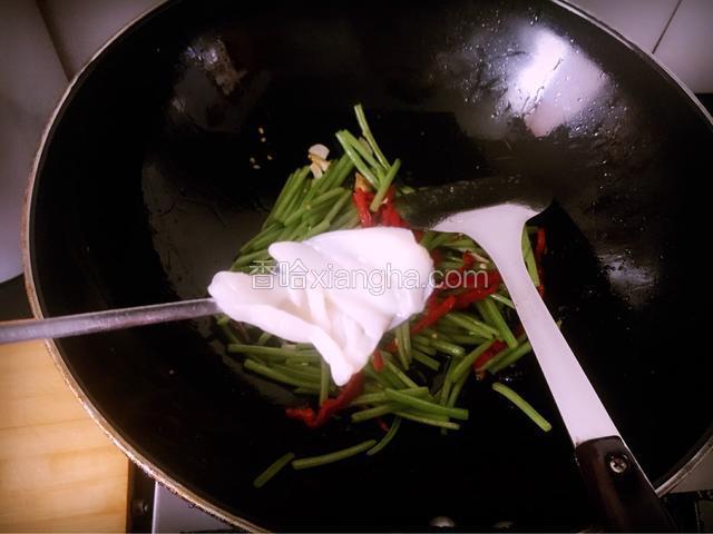 最后放入猪油，炒拌均匀