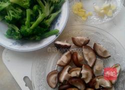 香菇素炒西兰花的做法图解1