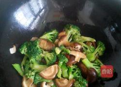 香菇素炒西兰花的做法图解2
