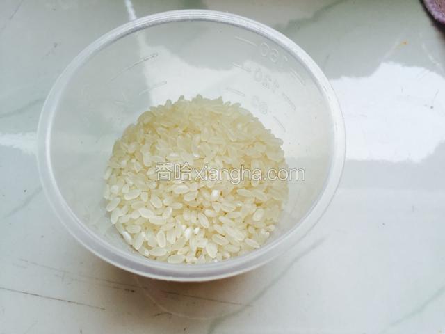 取70克大米洗干净，用水泡上四个小时，一次性加够水，煮粥就用泡米的水，中途不加水。