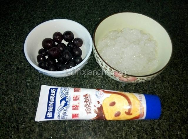准备食材。西米事先已煮好，存储于冰箱中，不再演示煮西米的过程。