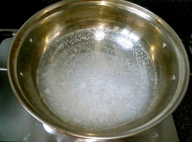 煮开水，将西米团滚煮散开。