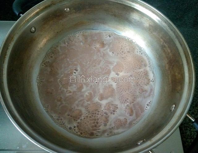 放一饭碗水入煮锅烧开，挤入适量的朱古力炼奶，用汤勺搅拌均勻，加少量白糖。
