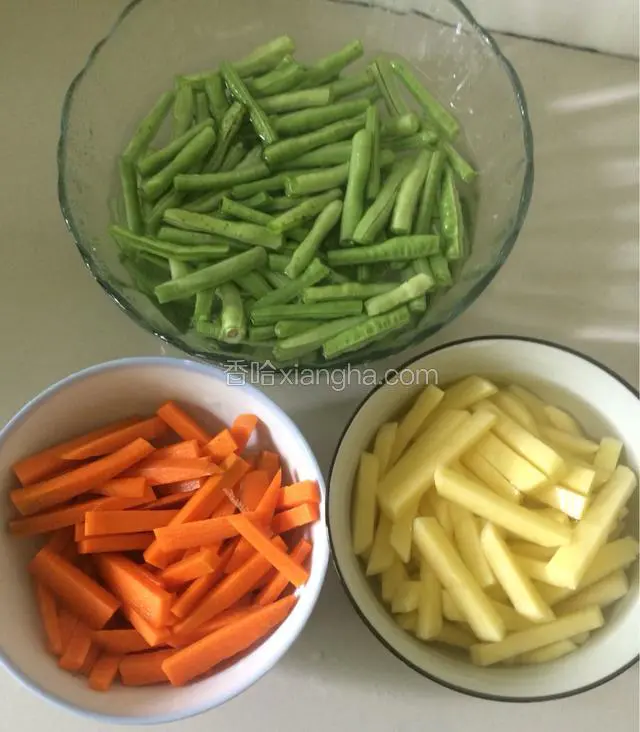 土豆去皮切条，加入少许盐和水腌制，豆角掰段，胡萝卜切条备用