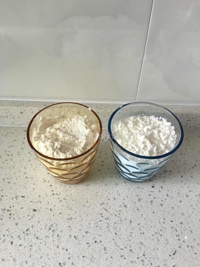 准备玉米淀粉和面粉