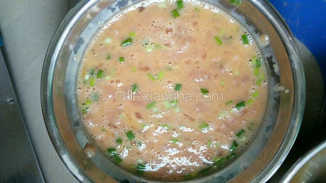 把鸭蛋和肉碎拌匀