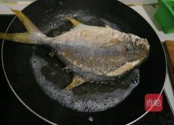 青红辣椒炒鱼的做法图解3