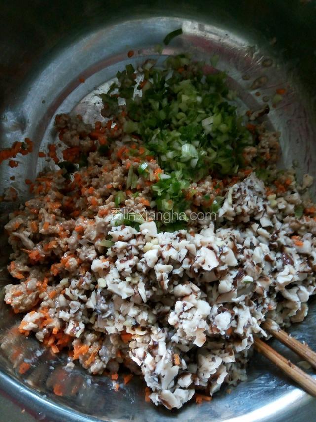 把葱花，香菇碎，胡萝卜碎一起加入事先炒好的肉馅中