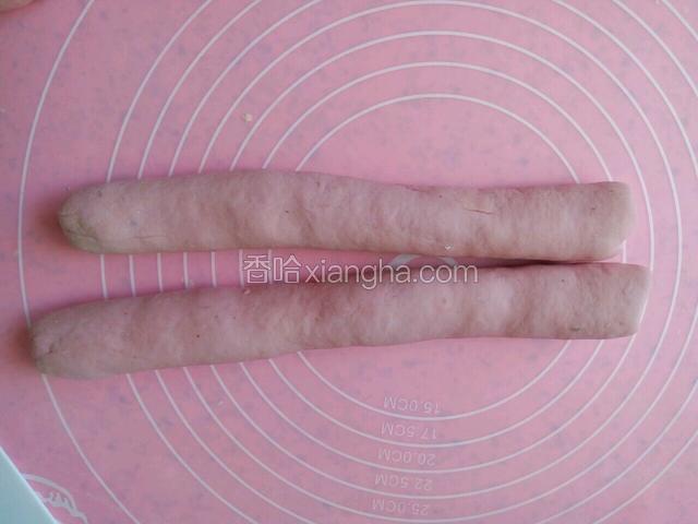 醒好的面团搓成长条状
