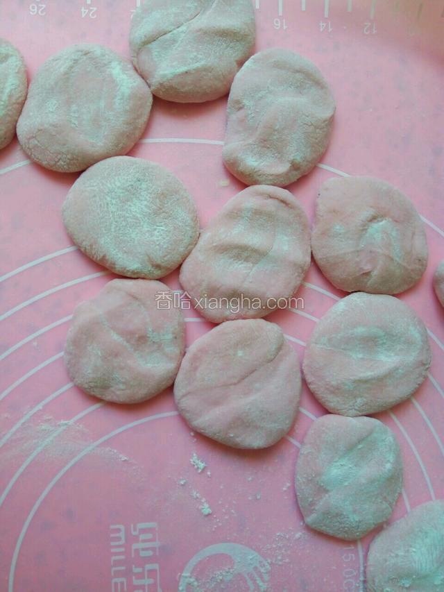 均匀切成剂子按扁