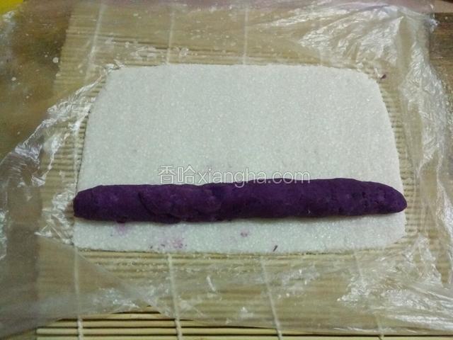 把西米用擀面杖擀成薄皮，下面垫保鲜膜，紫薯捏成长条放在西米上