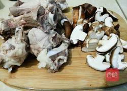 香菇筒骨汤的做法图解1