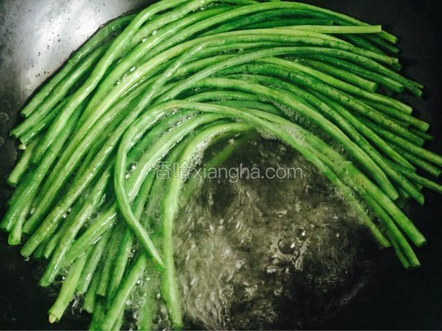 锅里烧开水，放食用盐，在放入豇豆