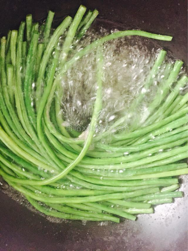 大火煮熟噢，煮熟后的豇豆拿出来冷水冲洗干净