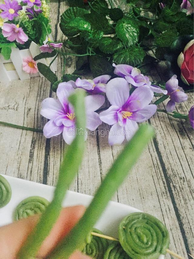 取一根煮熟的豇豆，从细的一端开始卷起来