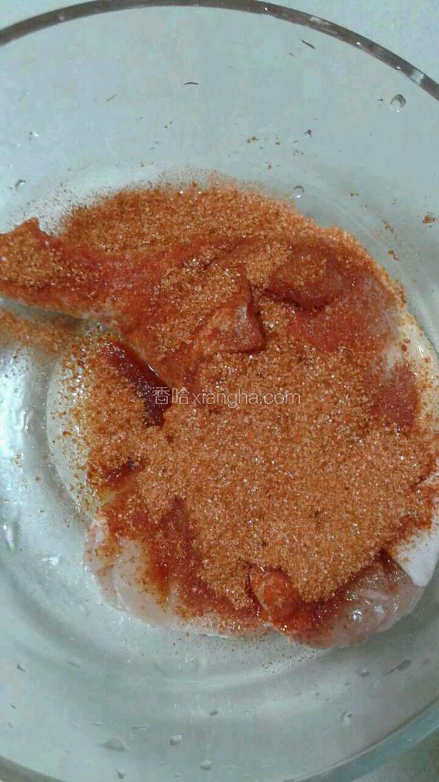 在没有皮的那一面倒入腌料，用手来回按摩抓匀。