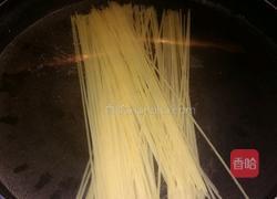 炒意面的做法图解1