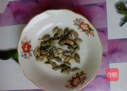 瓜子仁蒸蛋的做法图解1