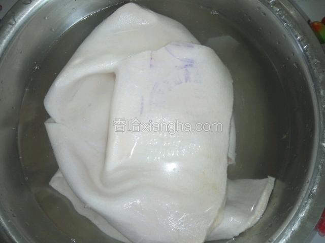 买来的猪皮加凉水浸泡两个小时
