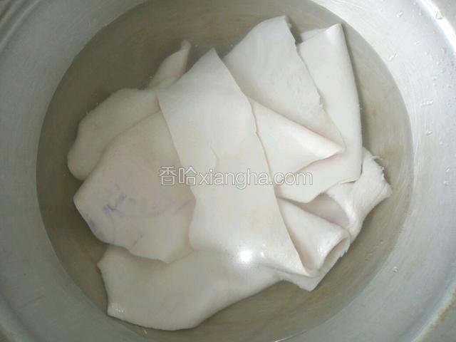 冲洗一下，锅中加适量凉水和猪皮一起煮，开锅煮五分钟