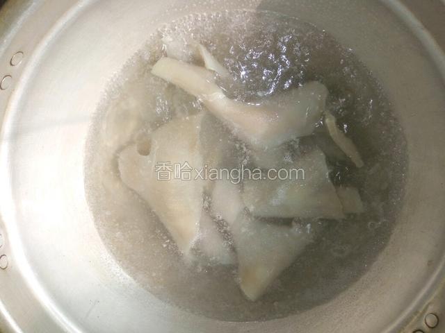 冲洗干净，在进行第二次煮制，开锅煮二十分钟