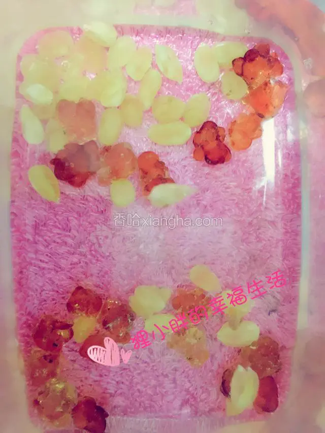 桃胶和皂米需要提前泡发，我是头天晚上睡觉时候泡的。第二天早晨用