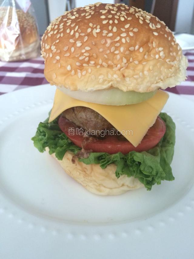 牛肉饼出锅还有余温，芝士片铺在上面会被软化，味道很棒。芝士片上面是洋葱。