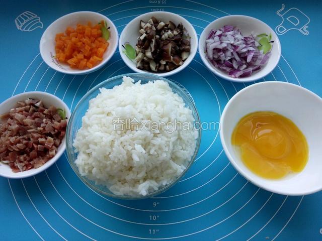 准备好材料，肉、洋葱切末，胡萝卜和香菇焯水后切末。