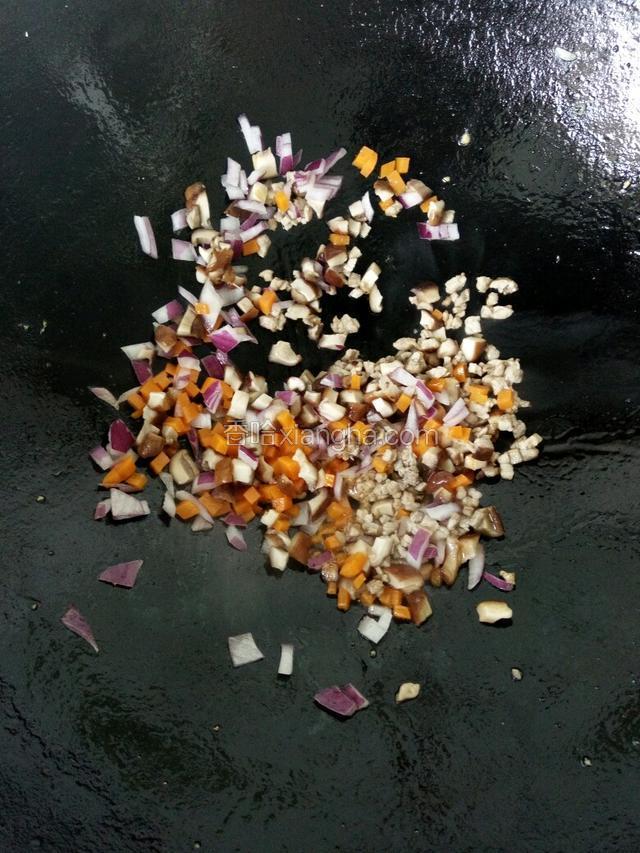 油热后加入胡萝卜香菇、洋葱翻炒，加入少许盐和味精盛出备用。