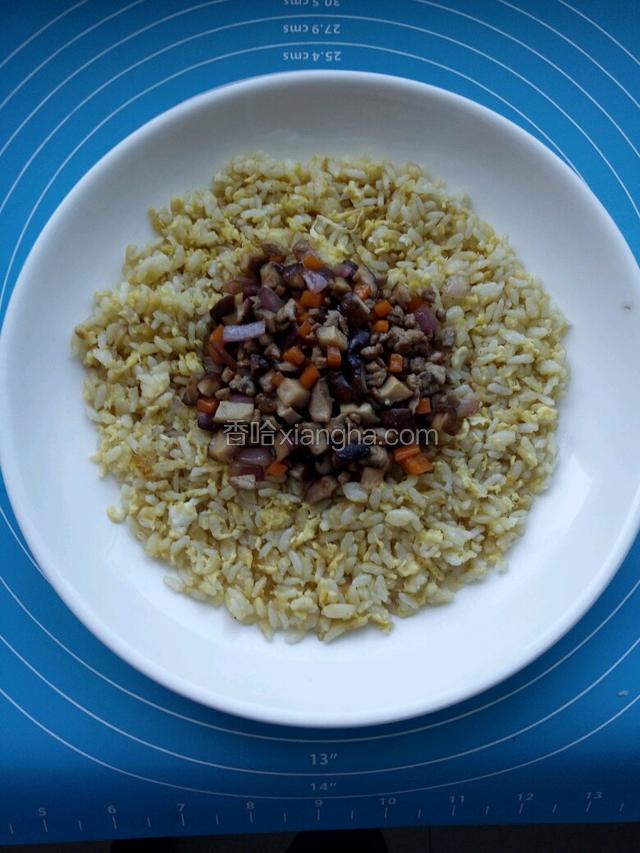 把炒好香菇肉末放中间。