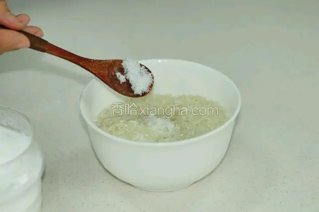 大米洗净，少许盐油腌制15分钟