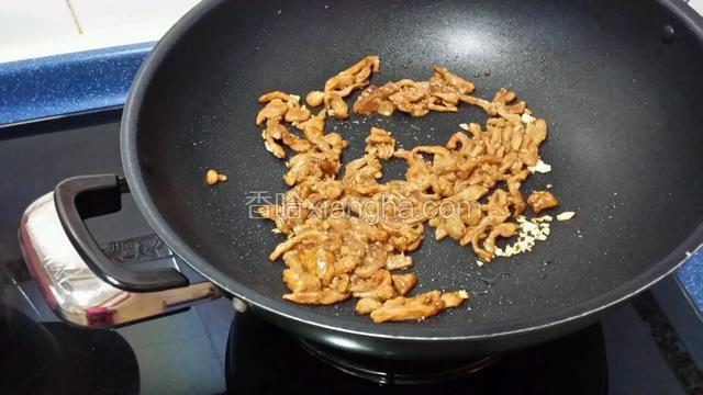 燒熱鍋~放入油~爆香蒜蓉~放入腌制好的肉絲翻炒~炒到八成熟鏟起