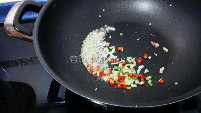 再放入油~爆香紅椒~蒜蓉~放入茄子翻炒