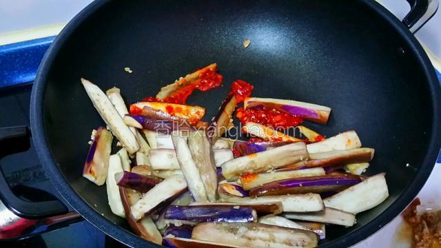 炒到茄子軟身轉熟的顔色~鏟在一邊~放入小小油~爆香豆瓣醬