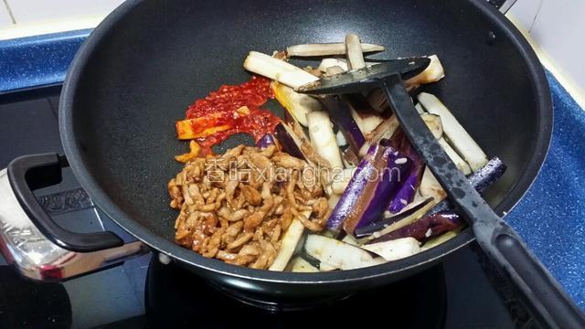 放入炒熟的肉絲翻炒均勻~再加入小許水~蓋上鍋蓋焗一分鐘