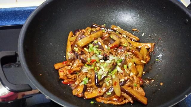 放入少許蔴油~鹽~鷄粉~翻炒均勻~關火~美味的肉絲炒茄子完成