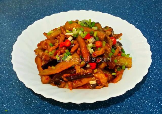 上碟再灑小小蔥花~即可吃