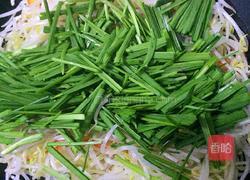 绿豆芽炒韭菜的做法图解4