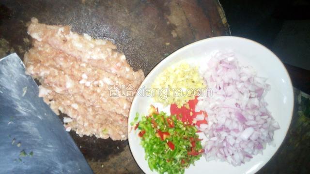 把这些食材都准备好。