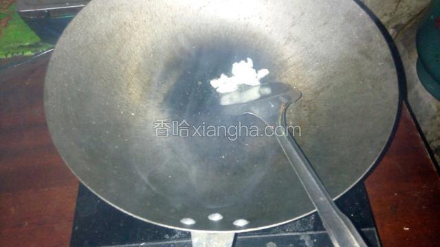 锅里放猪油烧化，放进姜蒜末，炒香。