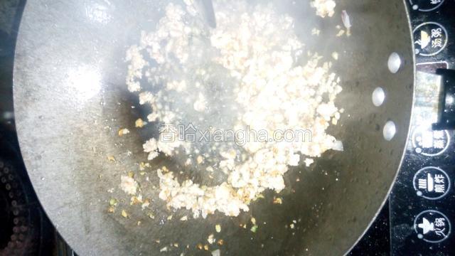 然后放进肉末炒香后，放进洋葱末，炒香后放进水烧开。