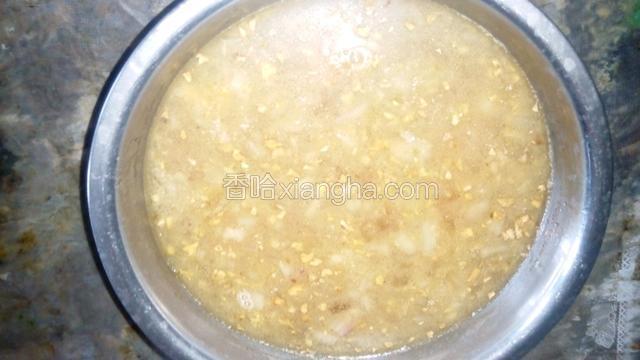 烧开后放盐乘出来装上，把面条煮好后，把哨子放进面条的碗里。