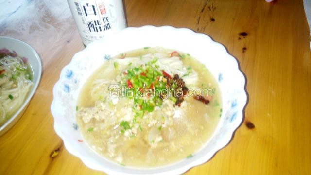 然后放进辣椒油，新鲜的辣椒末和葱花就可以了。