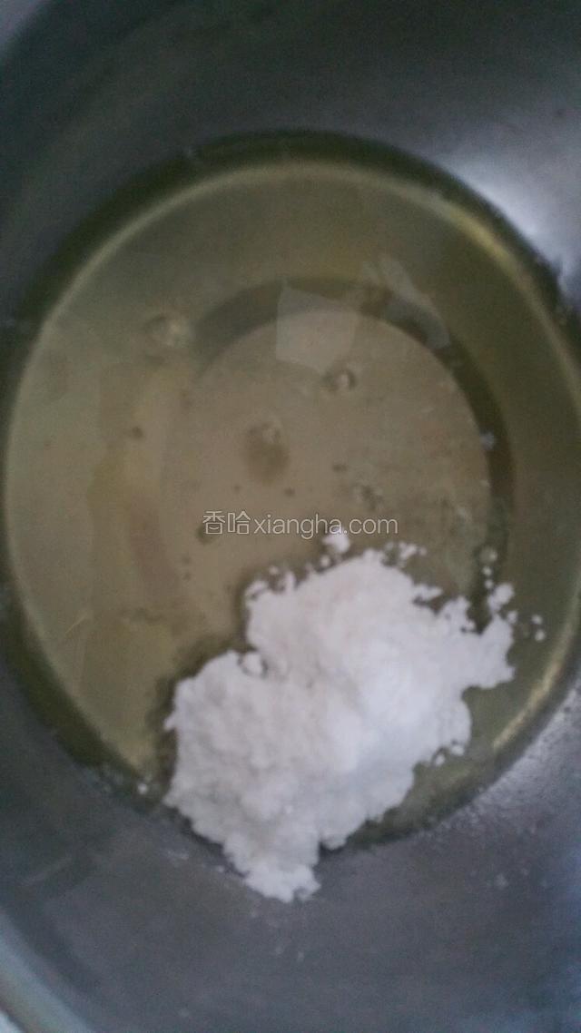 蛋清加入几滴柠檬汁和糖