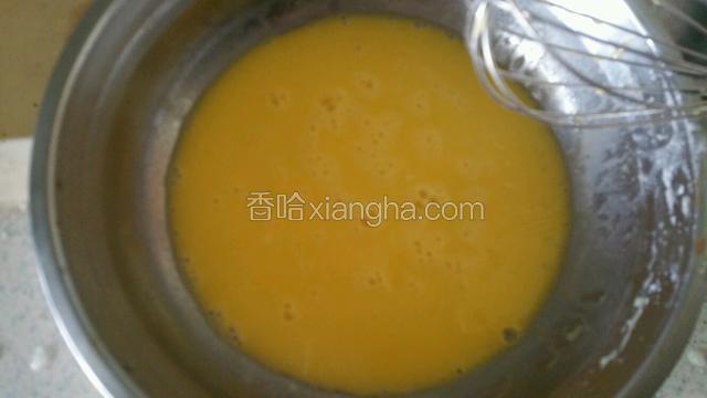 牛奶和油混合打匀，加入蛋黄打匀