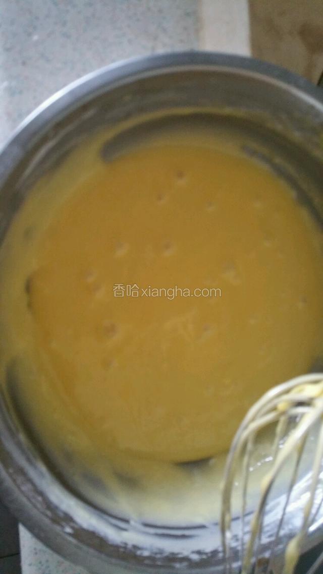 面粉过筛入蛋黄液中拌匀
