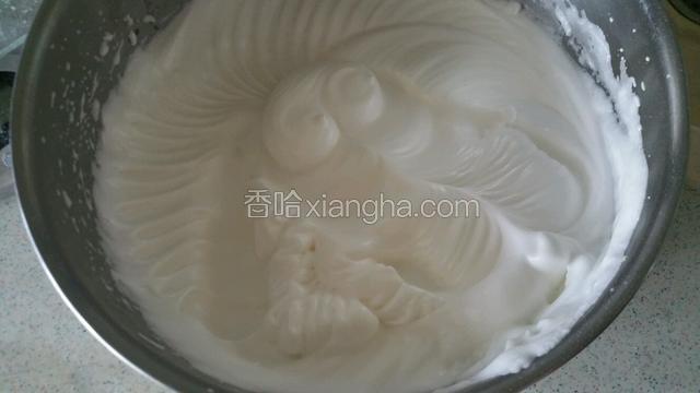 蛋清用打蛋器打成细腻泡沫状不滴落