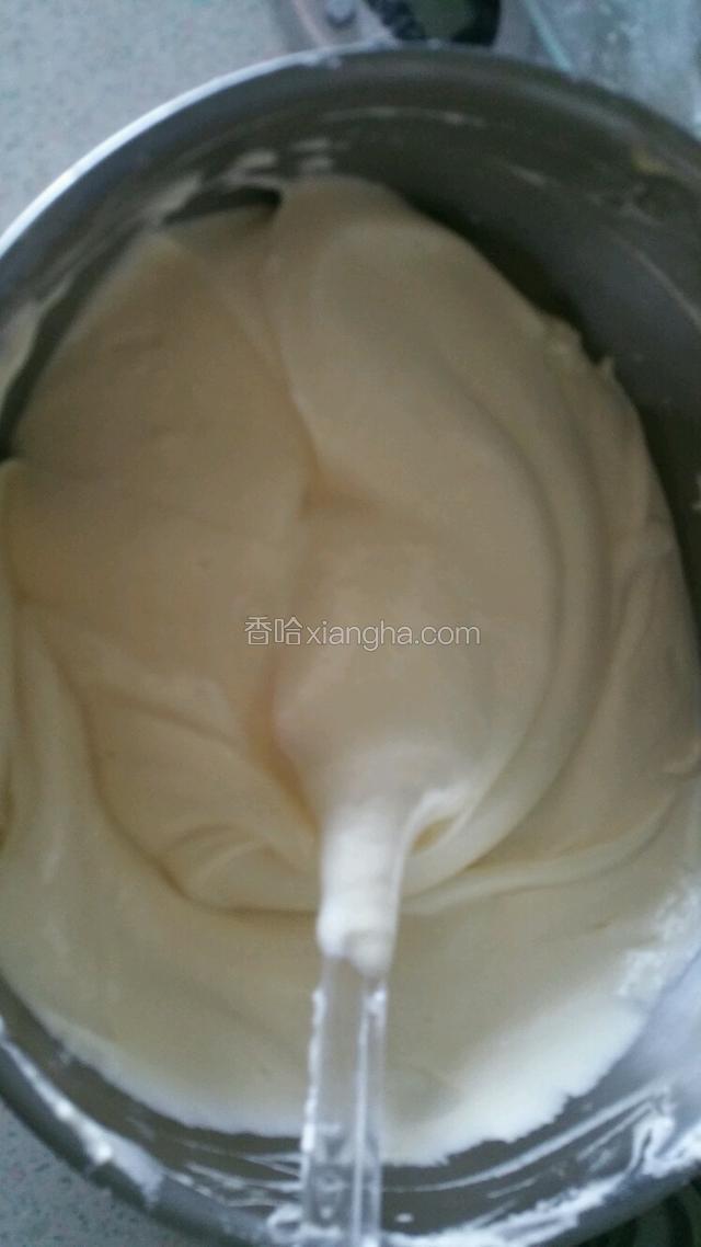 拌匀的面糊倒入蛋清中翻拌均匀