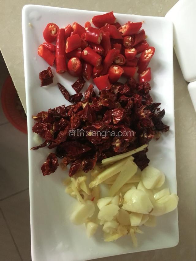 辣椒生姜蒜头切好